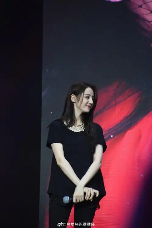 分享生日会生图  可爱又帅飒满点的巴宝@dear-迪丽热巴