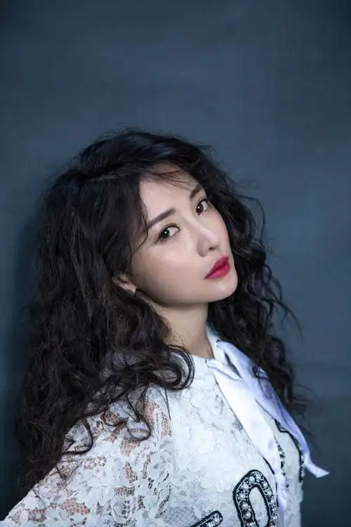 柳岩图片 柳岩卷发性感写真图片[9/9]_明星_美桌网