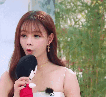 看沈梦辰如何穿搭休闲装学会她的搭配技巧让你瞧着青春有活力