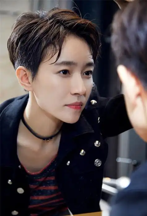 女孩子中性短头发造型欣赏 挣脱单调款式的短发图片 - 短发发型图片