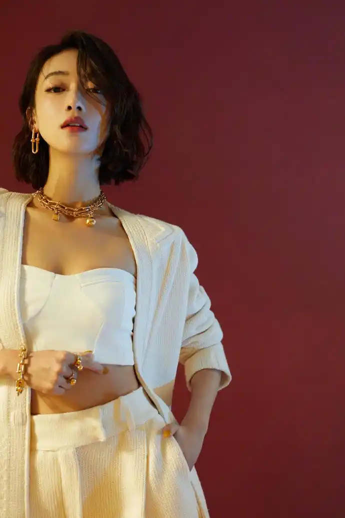 吴谨言短发造型现身气质干练红唇美艳动人