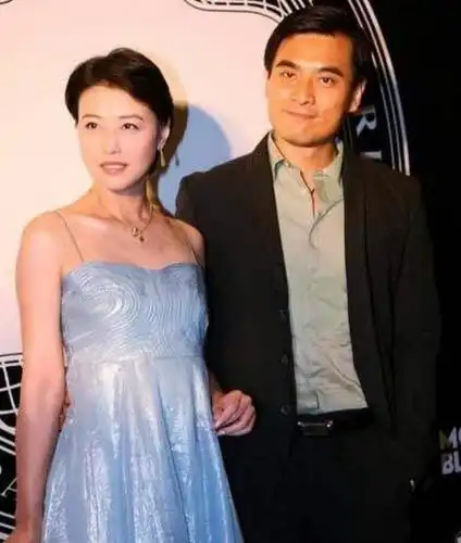 两人在一起不久后,周海媚染上了红斑狼疮症,伍示荣就渐渐的远离了