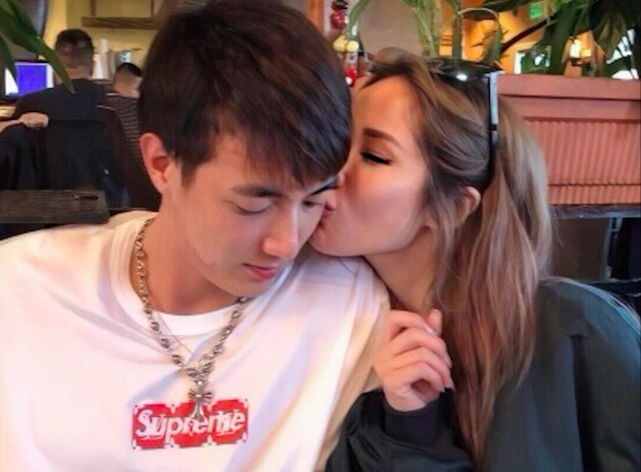 原创萧亚轩与小20岁鲜肉新男友亲密照曝光主动亲吻对方恩爱十足