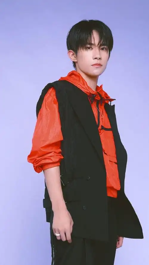 小鲜肉易烊千玺休闲帅气写真