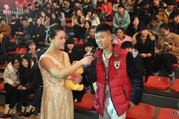 主持人与场下观众互动送祝福