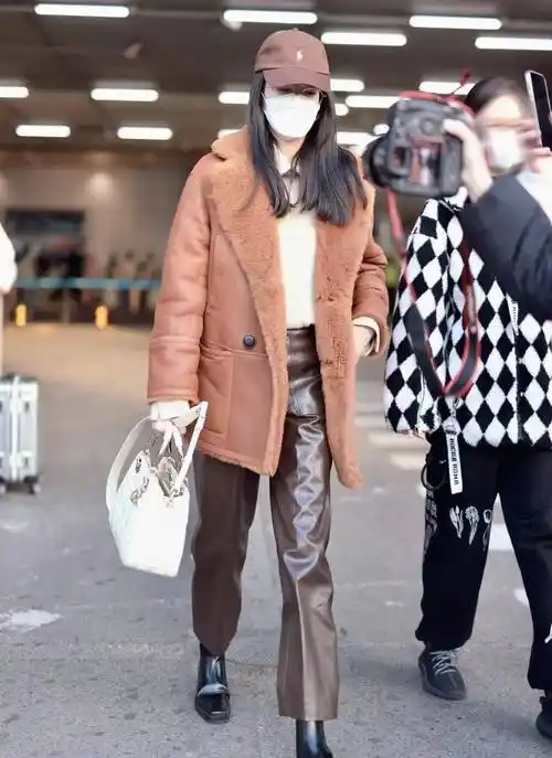 江疏影5月首张私服写真,pu裤配皮草大衣,经典复古风质感十足_时尚