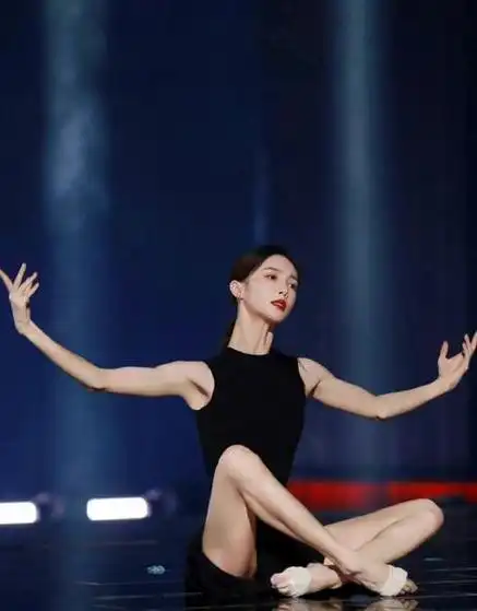 学舞蹈出身的金晨身材一直很好,手臂肌肉线条好看,超自律!