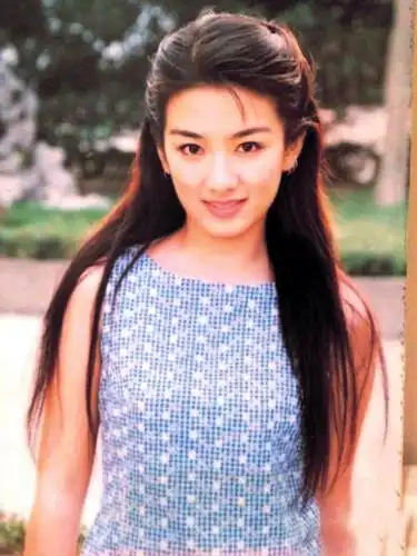 随后又在微博中贴出一张大学的青涩照片,照片中黄奕长发披肩,模样青涩