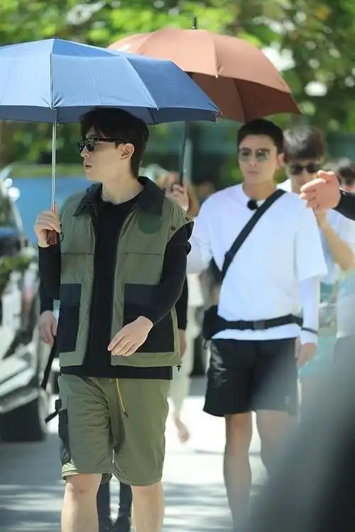 邓伦无修也很帅模特身材惹人羡身穿军绿色套装真有型男气质