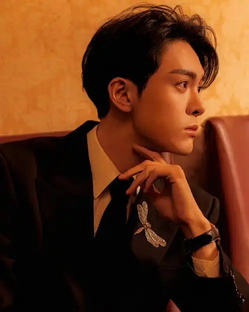 曾舜晞joseph身着alexander mcqueen  press24 蜻蜓刺绣西装套装