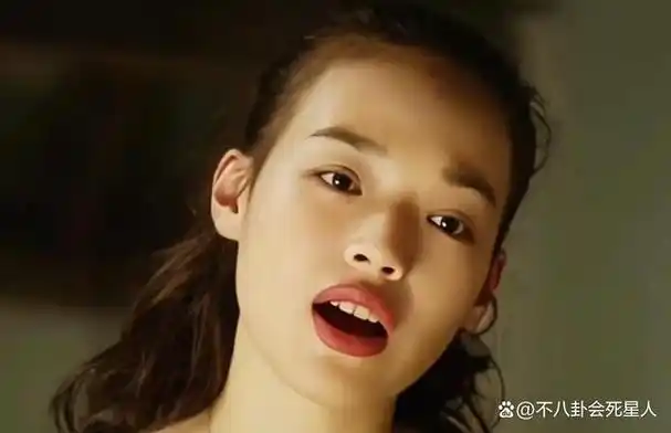 年轻的时候,舒淇涂口红多不会把嘴巴涂满,涂满了更显嘴巴大.