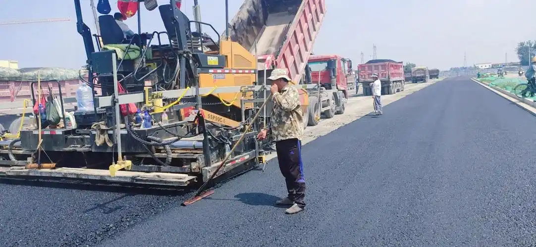 旧貌换新颜,多条市政道路陆续完成沥青摊铺工作