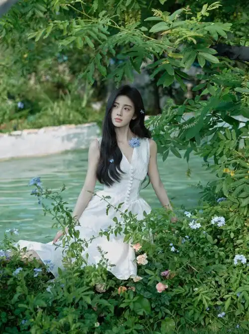 鞠婧祎穿蝴蝶裙仙气十足,气质清冷有韵味,与小羊羔同框超有爱