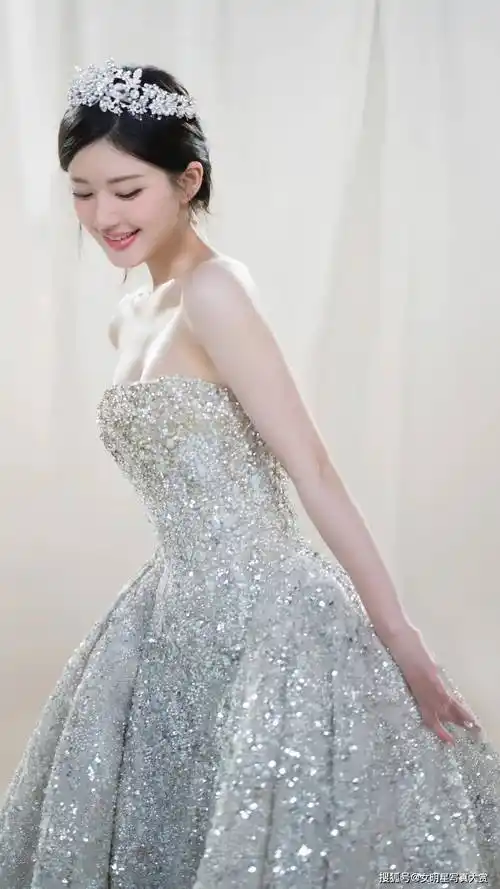 【赵露思写真美图】银色碎钻公主裙,高贵甜美,成都生日见面会_表演