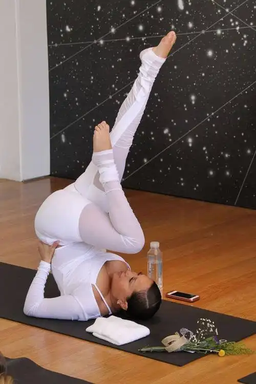 艾德丽安娜·拜伦(adrienne bailon)做瑜伽!