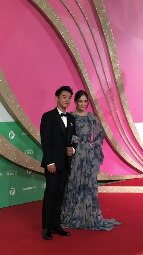 陈乔恩手挽着小猎豹郑恺美滋滋