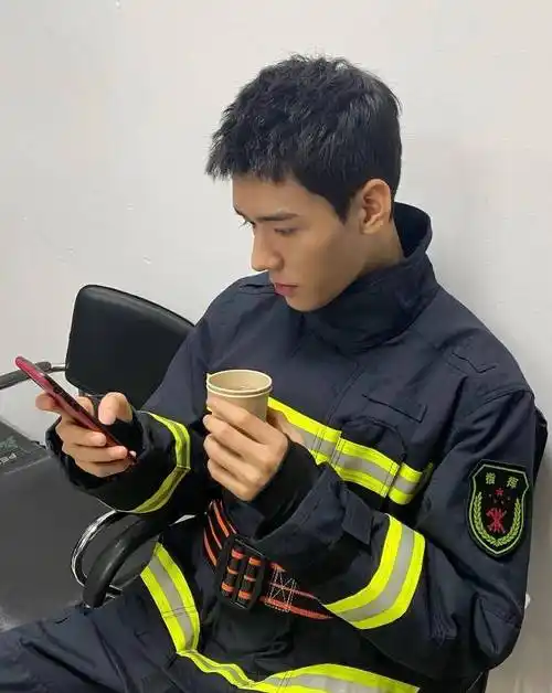 龚俊新剧《你好,火焰蓝》最帅军装照新鲜出炉,秒杀一切小鲜肉_哥哥_小