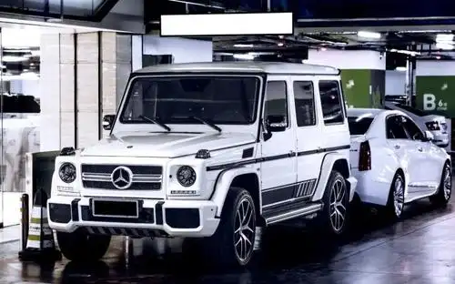 地库里的奥迪r8和奔驰大g,性格完全不同的两辆车在一起