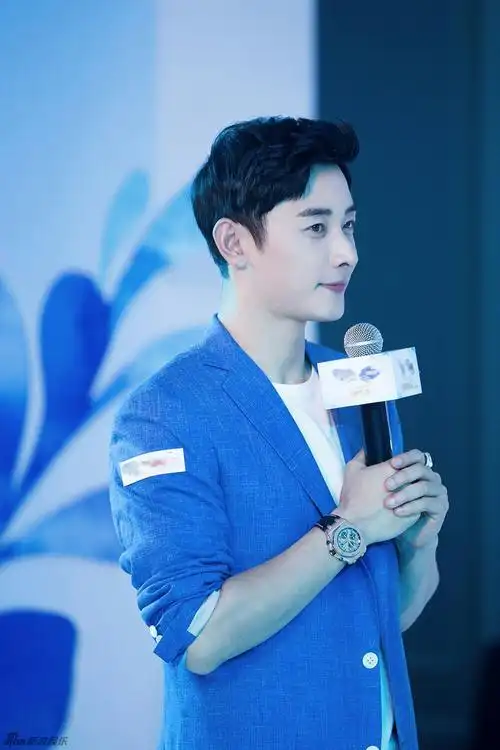 组图:罗晋清新演绎国民学长范 宠溺笑暖化人心_高清图集_新浪网