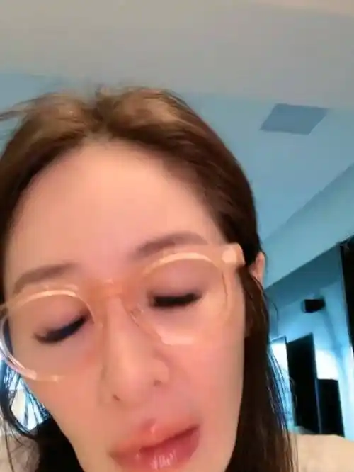 43岁萧亚轩自曝单身!直播暴瘦,表情诡异,精神状态令人担忧!