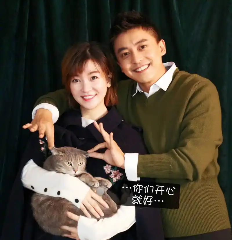 李晟与老公李佳航一起撒狗粮,李晟身穿黑色斗篷巧遮孕肚