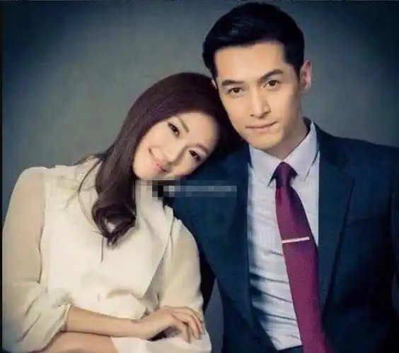 近日扒出了胡歌和新晋女朋友的照片是不上看上去很般配啊