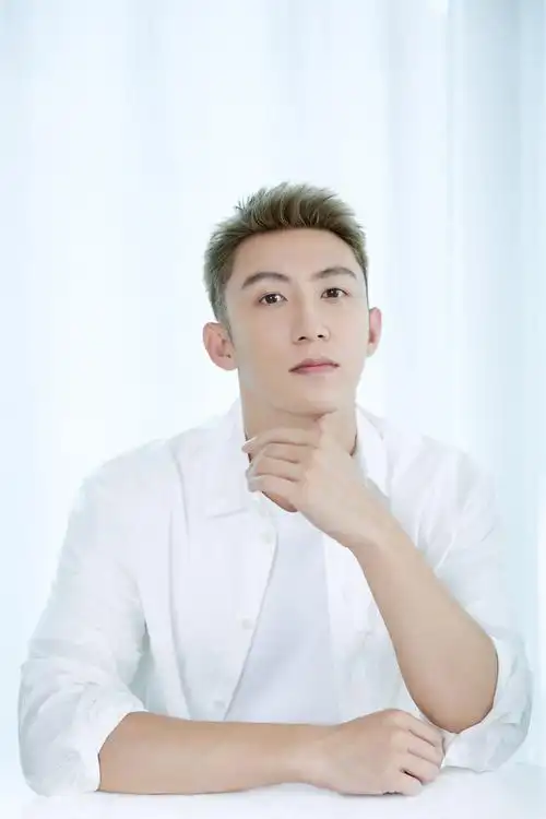 黄景瑜白衬衣新浪爱奇艺扫楼照