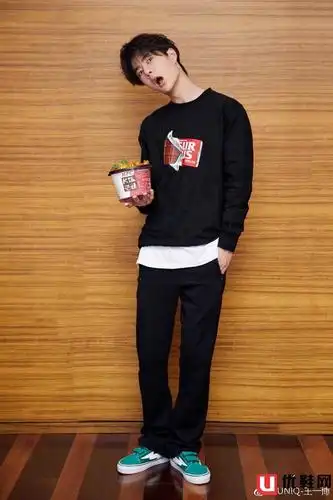 王一博穿球鞋上热搜!最节俭的明星鞋头!网友:你也太会过日子了