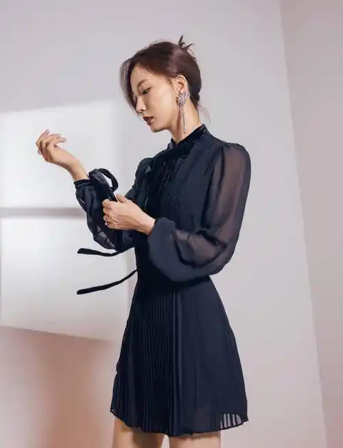 王珞丹蕾丝开衩短裙搭配高跟鞋的宣传照,清新优雅_五官_身材_风格