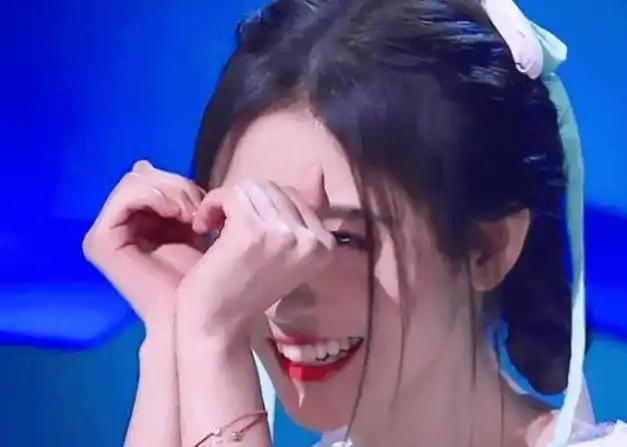 首先鞠婧祎是娱乐圈比较火的女艺人,从偶像到演员因为长相漂亮轻松