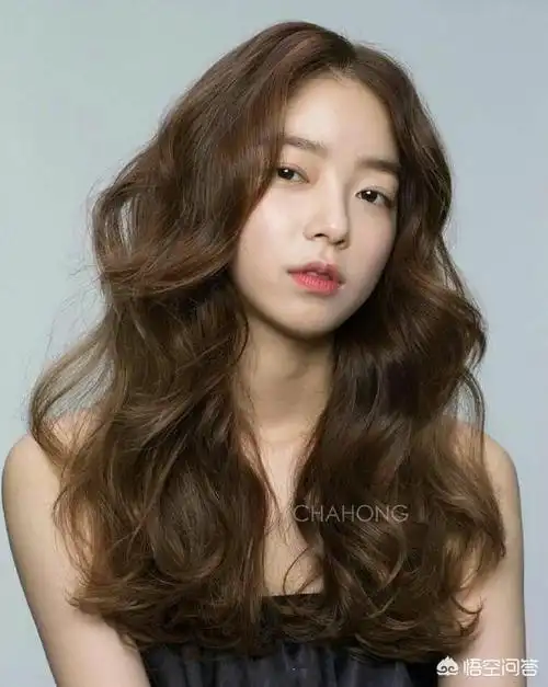 1,巧克力色:这是一种偏暖色的棕色,颜色呈现在五六度之间,根据肤色