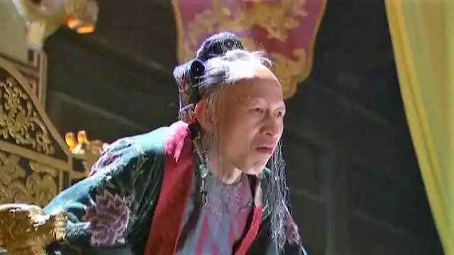 裘千尺 裘千仞的妹妹裘千尺,原本是漂亮的"铁掌莲花",但却被丈夫