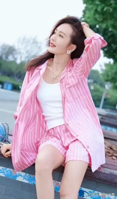 "猫耳朵"的牛仔短裤搭配粉色短袖,王鸥女神大胆挑战芭比粉!