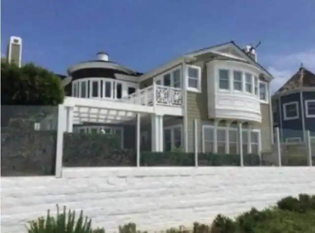 "老干部"靳东现身帝都两千万起的别墅楼盘!