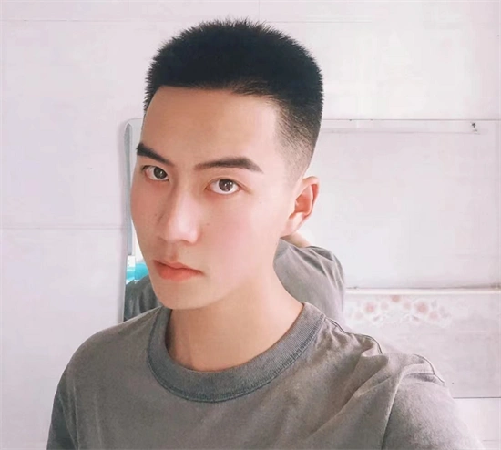 铲青寸头发型,比起传统的寸头更清爽有型,造型饱满.