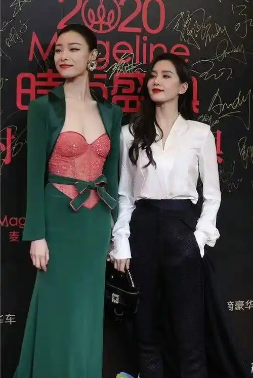 刘诗诗与倪妮同框,穿衬衫配长裤,妩媚感略逊倪妮