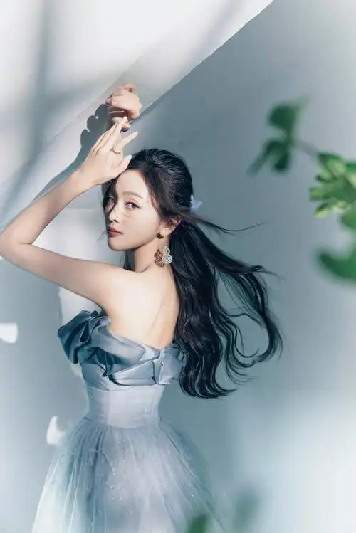 吴宣仪超话·#第十届丝绸之路国际电影节#朦胧绿意掩映恬静温柔,双瞳