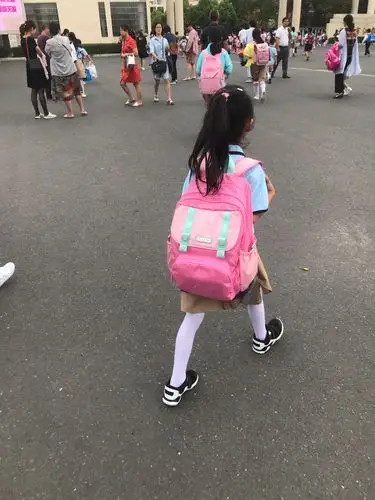 看见她小小的背影,心里莫名的泛起酸楚,从还在襁褓中的婴儿,现如今