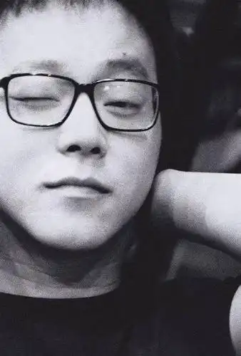 46岁窦唯现身 扎"道士髻"留山羊胡