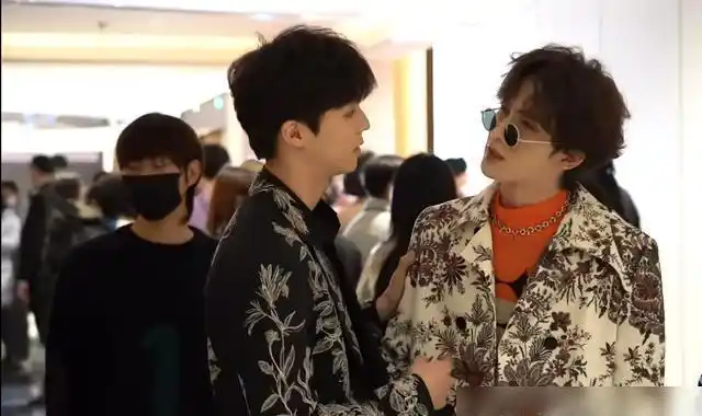 陈立农朱正廷搂腰热聊npc的感情真好