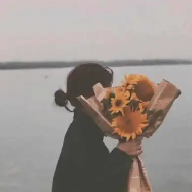 情侣头像捧花遮脸高清文艺的情侣头像一男一女捧花图片