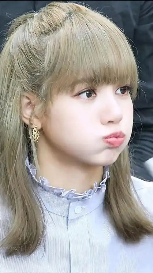 "铁刘海"消失!lisa露额头竟然是这个样子