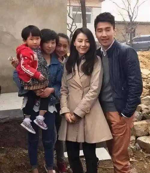 女神高圆圆出身河北唐山的农村,图为高圆圆与赵又廷一起赶回老家祭祖.