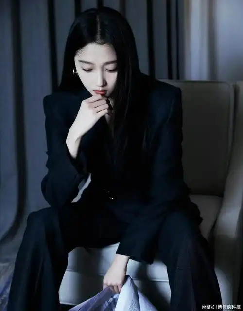 关晓彤最新美照分享利落酷飒黑西装化身霸道女总裁关晓彤好美