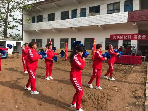 等待着饺子出锅的同时本村的兴华广场舞队为大家带来了广场舞的表演