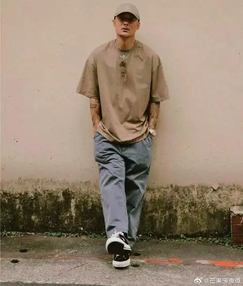 痞帅风格的余文乐,在与好友合照中竟然一眼没有认出,42岁胡子变白