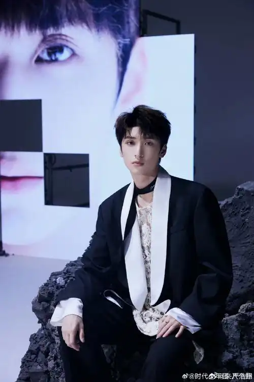 严浩翔新歌vocal##时代少年团成员晒照为严浩翔庆生