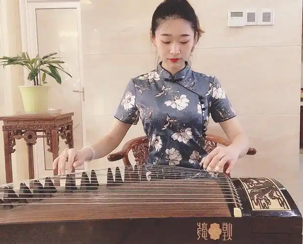 写美篇四,古筝教学     (一)古筝的演奏姿势       1