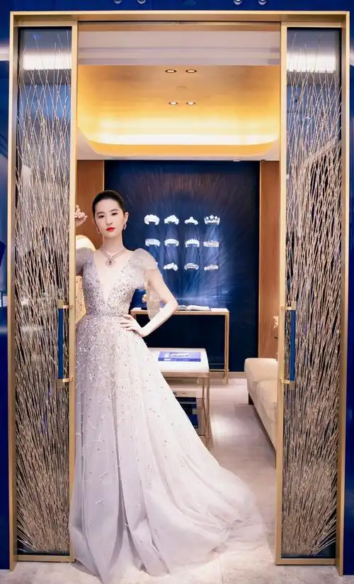 刘亦菲出席「尚美巴黎chaumet」国贸商城高级精品店开幕一周年庆典