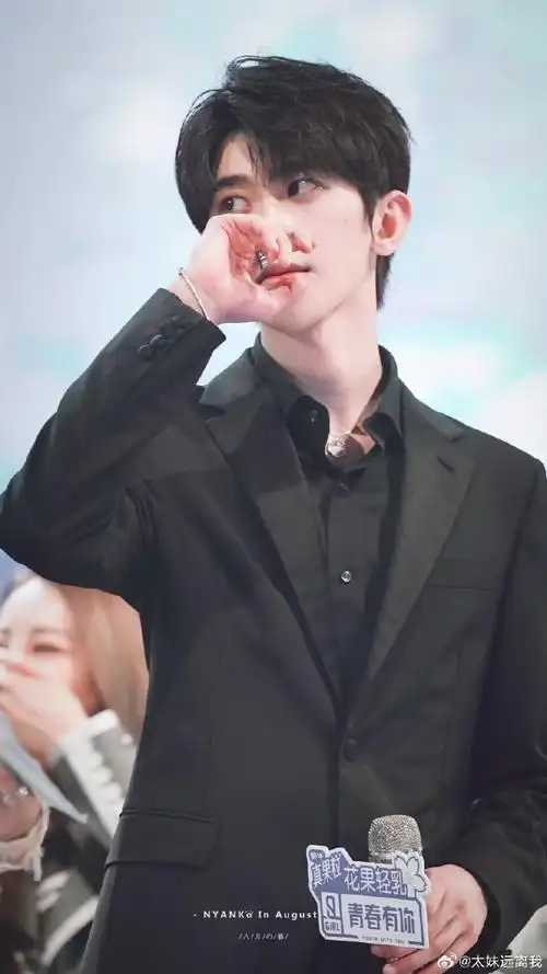 cxk#蔡徐坤范思哲全球品牌代言人#    "你的身影落在了青春的回忆